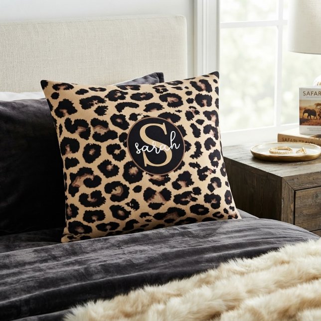 Custom Monogram Initial & Name Chic Leopard Print  Prydnadskudde (Skapare uppladdad)