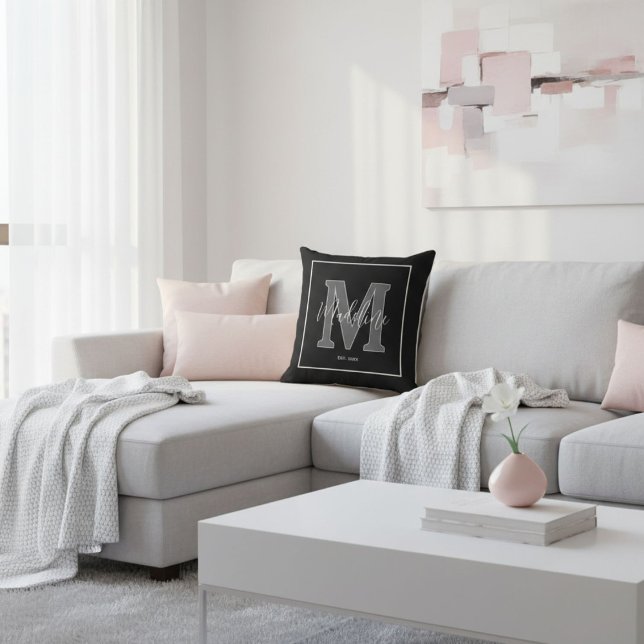 Custom name monogram typography black and white kudde (Skapare uppladdad)