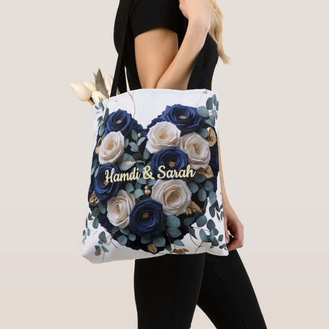 Custom Navy Gold Floral Monogram Heart Tote Bag Tygkasse (Närbild)