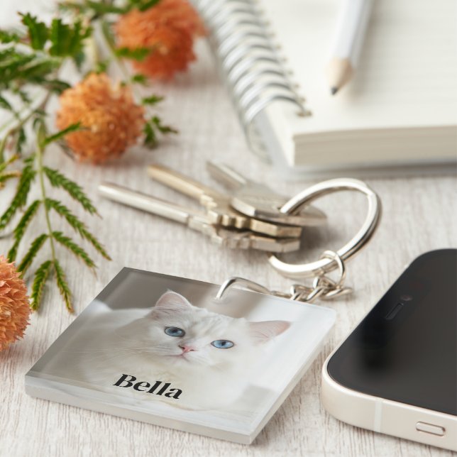 Custom photo keychain with cute white kitty cat (Högra Framsidan)