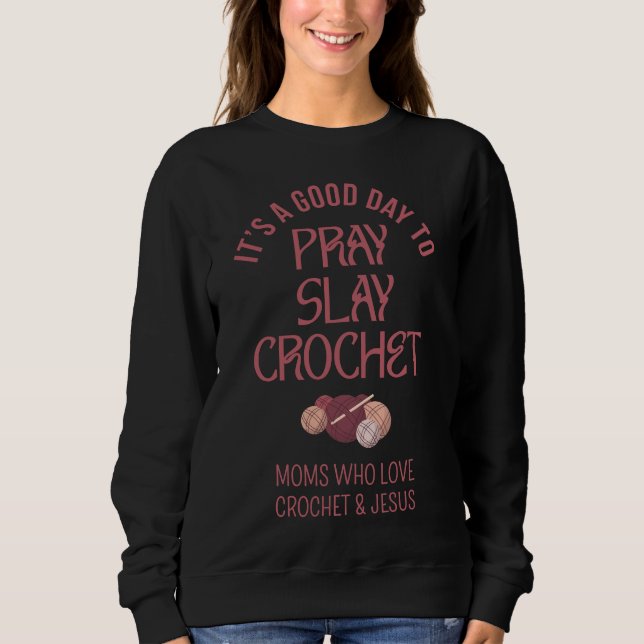 Custom PRAY SLAY CROCHET Christian Mom Crafter T Shirt (Framsida)