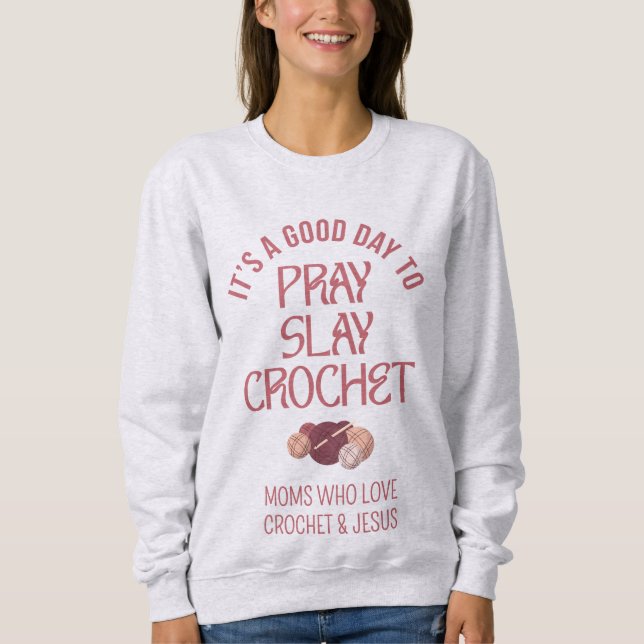 Custom PRAY SLAY CROCHET Christian Mom Crafter T Shirt (Framsida)
