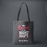 Custom Queen of the Night Shift Pink Nurse Crown Tygkasse<br><div class="desc">Carry your shift essentials with royal style! This durable Queen of the Night Shift tote bag is designed for the hardworking healthcare heroes who own the graveyard shift. Featuring a bold pink crown, hearts, and a stethoscope-inspired heartbeat graphic, it’s the perfect blend of practical and fabulous. Spacious enough for your...</div>