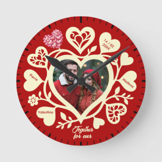 Custom Red Cream Photo Heart Clock Rund Klocka