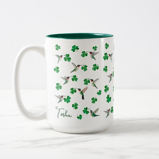 Custom St. Patrick's Day Hummingbird and Shamrocks Två-Tonad Mugg (Vänster)