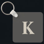 Custome Monogrammed Grått Nyckelring<br><div class="desc">Den här söta nyckelkedjan som innehåller din inledande information på båda sidor av nyckelkedjan med snyggt grått färg. Anpassningsbar nu för att lägga till ditt första monogram.</div>