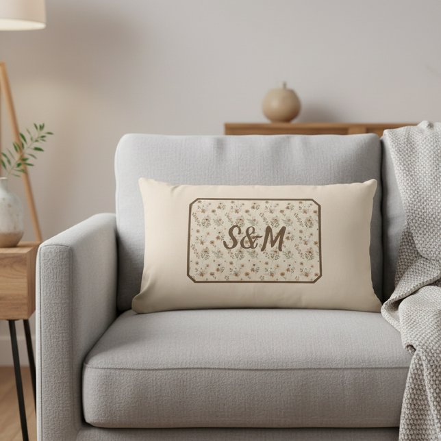 Customized initial decorative pillow, Botanical  Lumbarkudde (Skapare uppladdad)