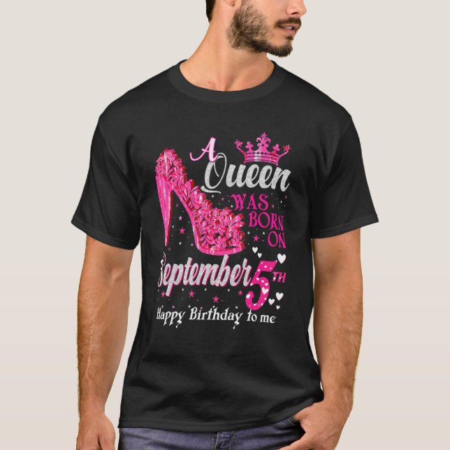 Cute A Queen föddes den 5 september B T Shirt (Framsida)