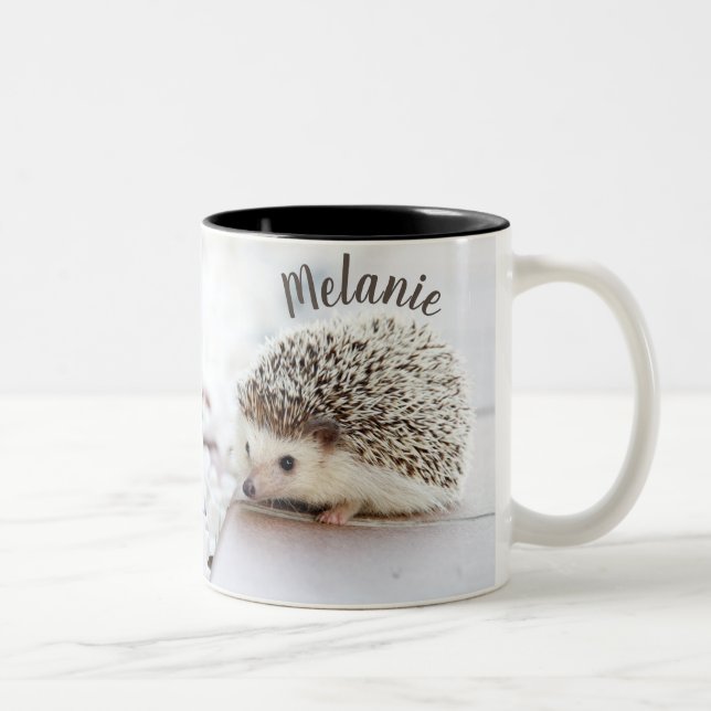 Cute adsible baby hedgehog personlig Två-Tonad mugg (Höger)
