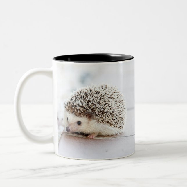 Cute adsible baby hedgehog Två-Tonad mugg (Vänster)