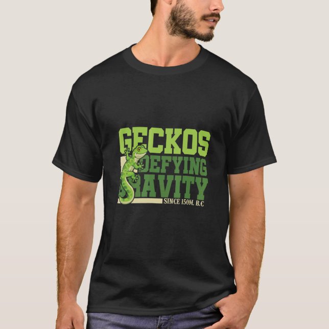 Cute Adsible Geckos Defying Gravity for Lizard T Shirt (Framsida)