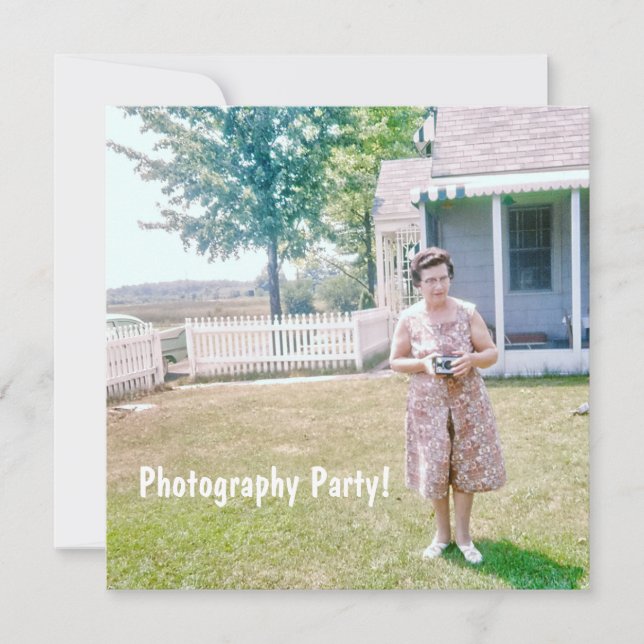 Cute Äldre Dam som innehar en gammal filmkamera Inbjudningar (Framsida)