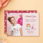 Cute Alice Rabbit Kids Rosa Birthday Photo Tack Kort<br><div class="desc">Jag vill uttrycka er tacksamhet på det mest magiska sätt med vårt "Cute Alice Rabbit Kids Rosa Birthday Tack you Card". Den här charmeringskortet, inspirerad av Alice’s Wonderland, har en delikat, handritad vattenfärgsillustration av Alice och en rosa kanin, som lägger till en vismisk storybook-beröring. På den lämnat sidan finns ett...</div>