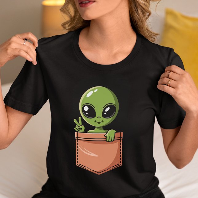 Cute Alien in Pocket - Lustigt Space-grafik T Shirt (Skapare uppladdad)