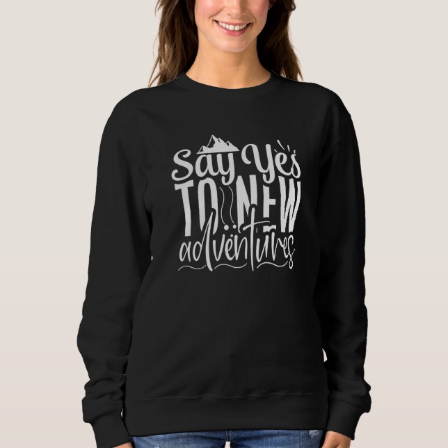 Cute and Fun Say Yes To New Adventures Adventuring T Shirt (Framsida)