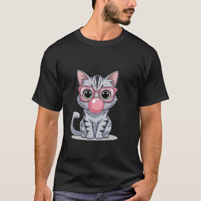 Cute and Funny Cat Pink Sunglasses And Blowing Bub T Shirt (Framsida)