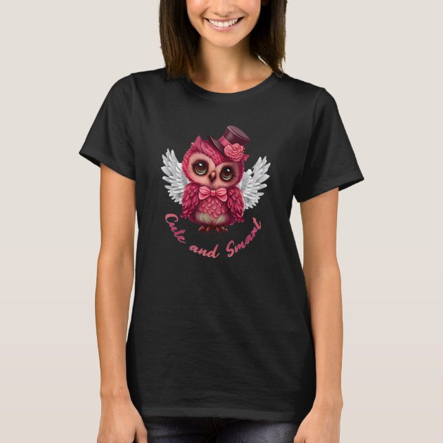 Cute and Smart Pink Owl Angel in a Top Hat and Bow T Shirt (Framsida)