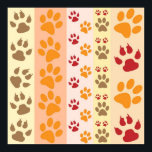 Cute Animal Tass avtryck Mönster i Naturligt Färg Poster<br><div class="desc">En söt design med flera rader av animaliskt tass avtryck i naturligt färg som brunt, gult, rött och orange på ett strippt mönster. Vissa tass har klo och andra inte.</div>
