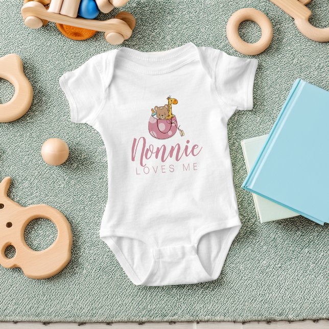 Cute Animals i Basket Nonnie Kärlek me me T Shirt (Cute Animals in a Basket Nonnie Loves Me Baby Bodysuit)