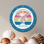 Cute Anpassningsbar Beach House Handflatan Träd Bl Rund Klocka<br><div class="desc">Den här söta handflatan-träd-solnedgången är perfekt för ditt familjestrandhus på en tropisk ö. Anpassa den vackra kustretoriken för en vän i havet som bor i Florida eller Hawaii på kusten.</div>