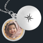 Cute Anpassningsbar Daughfoto Porträtt Berlockhalsband<br><div class="desc">Sköt varje ögonblick med anpassadet Dotter Photo Porträtt Locket Necklace från Zazzle! Behålla din älskade nära med den här eleganten låset, anpassade med ett värdefullt foto av din dotter. Det är en tidlös keepsaké som hon ska ta hand om. Beställ dina minnen i dag och bär omhuldade minnen var du...</div>