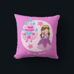 Cute Anpassningsbar Rosa Princess Castle Birthday Kudde<br><div class="desc">En söt personlig prinsessans födelsedagspresent med en vacker liten flicka i en drottning boll,  med rosa bows framför ett rosa- och isblått slott. En söt anpassningsbar party-gåva till en liten flicka. Lägg ditt barns namn under slottets steg i den här sagans design.</div>
