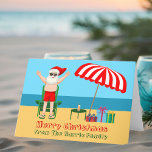 Cute Anpassningsbar Sunny Beach Jultomten jul Helgkort<br><div class="desc">Den här söta anpassningsbarnas soliga julkort gör perfektens vykort för varmt väder vid bassäng eller stranden. Gör det till en roligt nordpolare, så att extravaganza med Jultomten i hans simbassänger bredvid ett rödvitt strandparaply och -gåvor. Jag har aldrig sett mr Klaus i en badande kostym förut! Grönten binder samman temat...</div>