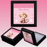 Cute apkey-stjärnor tillför namn rosa keepsaké minnesask<br><div class="desc">Behåll Gift Box för barn. Anpassa med namn. Med en söt apa,  polka dots och stjärnor med färg rosa och vitt.</div>