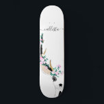 Cute Artsy Rosa Blommigt Hjort Animalieillustratio Mini Skateboard Bräda 18,5 Cm<br><div class="desc">Denna söta och konstgjorda illustration är en vacker bild av ett av naturens mest älskade djur. Den har en handdragen svart skisserad hjort med rosa, teal grönt och lila blommor och löv runt sina kantler, som är färgader i faux guld foil och svart. Den placeras på en vit bakgrund men...</div>