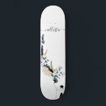 Cute Artsy Rosa Blommigt Hjort Animalieillustratio Mini Skateboard Bräda 18,5 Cm<br><div class="desc">Denna söta och konstgjorda illustration är en vacker bild av ett av naturens mest älskade djur. Den har en handdragen svart skisserad hjort med rosa, teal grönt och lila blommor och löv runt sina kantler, som är färgader i faux guld foil och svart. Den placeras på en vit bakgrund men...</div>