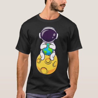 Cute Astronaut Sitta på Måne Holding Earth C T Shirt