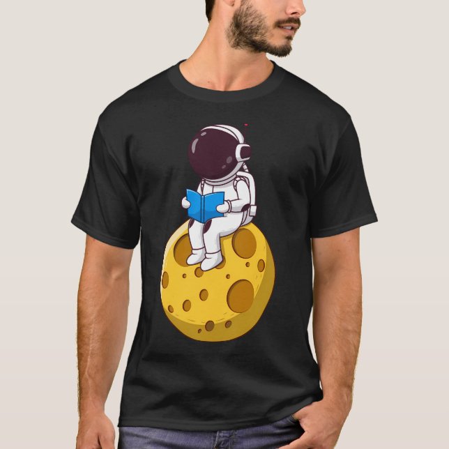 Cute Astronaut som läser Bok på Måne Tecknad T Shirt (Framsida)