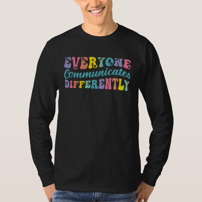 Cute Autism Everyone Communicates Differently Retr T Shirt (Framsida)