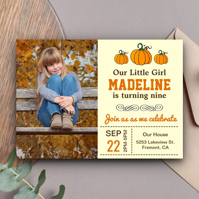 Cute Autumn Girl Pumpkin Birthday Photo-inbjudan Inbjudningar (Skapare uppladdad)