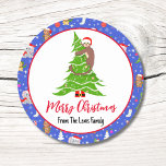 Cute Baby apa med Zoo God jul Runt Klistermärke<br><div class="desc">Den här charmerande designen har en söt baby-apa som klättrar upp i Julgran. Utformningen omfattar ett stort antal älskade djur i festligt skick,  accentuerade med snöflingor och stjärntrim. Anpassa den med din familj namn för en speciell beröring som ger julhelgen värme och glädje.</div>