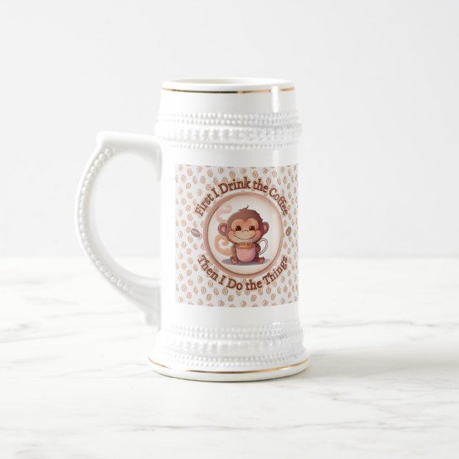 Cute baby-apan har ett ångkott hett kaffe sejdel (Vänster)
