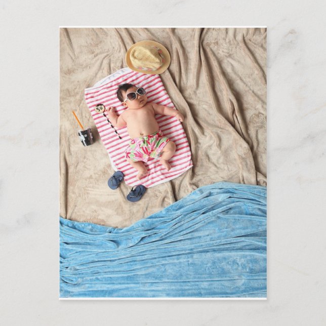 Cute baby avslappning på stranden vykort (Framsida)