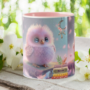 Cute Baby Bird Uggla vid Personligen Bok Två-Tonad Mugg