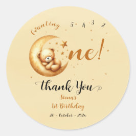 Cute Baby-björnen som sover på Måne 1:a födelsedag Runt Klistermärke