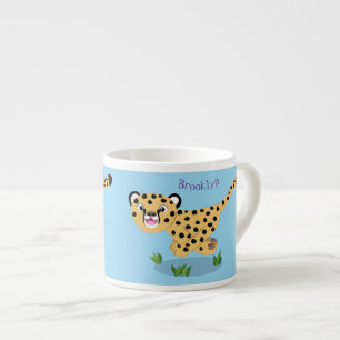 Cute baby cheetah som kör tecknad illustration espressomugg