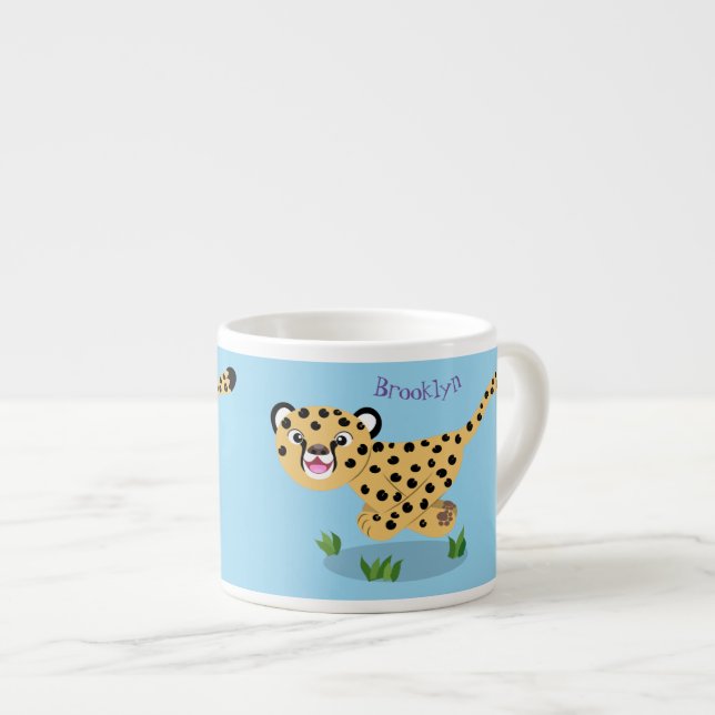 Cute baby cheetah som kör tecknad illustration espressomugg (Framsida höger)
