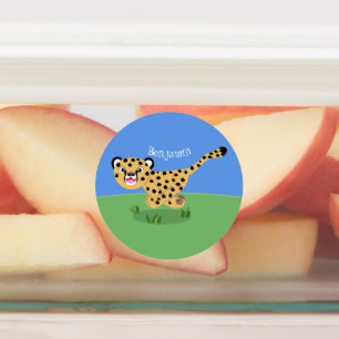 Cute baby cheetah som kör tecknad illustration klistermärke