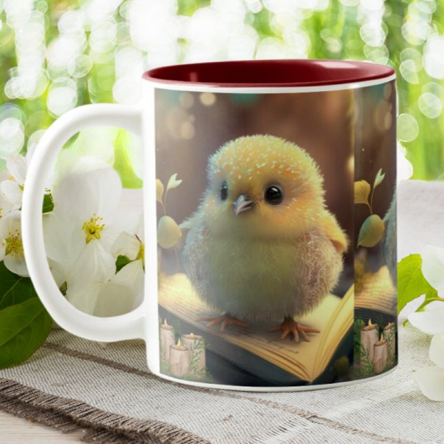 Cute baby chick vid bok Två-Tonad mugg (Skapare uppladdad)