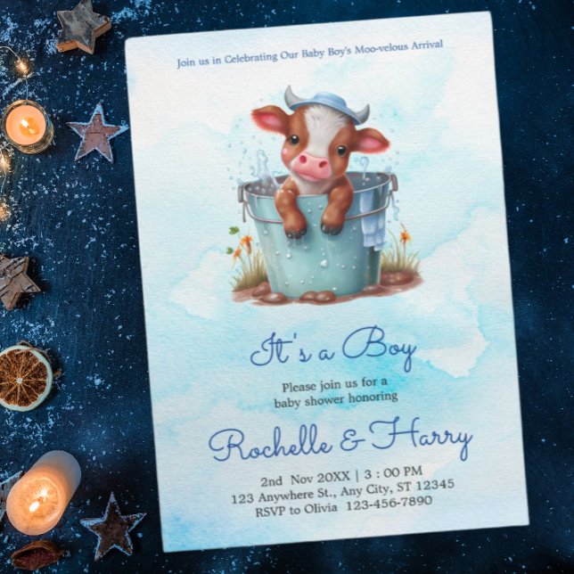 Cute Baby Cow i Bucket Blue Baby Shower en pojke Inbjudningar (Skapare uppladdad)