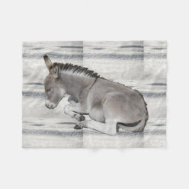 Cute Baby Donkey Foal på Snö Fleecefilt