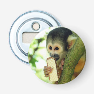 Cute Baby-ekorre Monkey Eting a Wafer Biscuit Flasköppnare