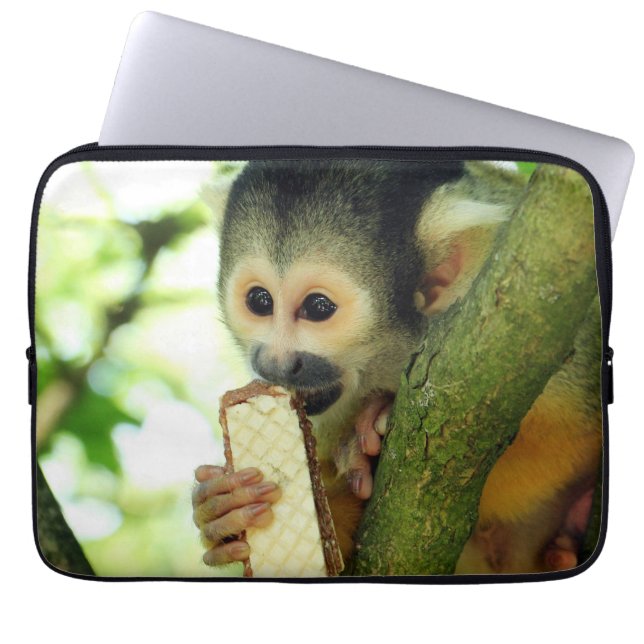 Cute Baby-ekorre Monkey Eting a Wafer Biscuit Laptop Fodral (Framsidan)
