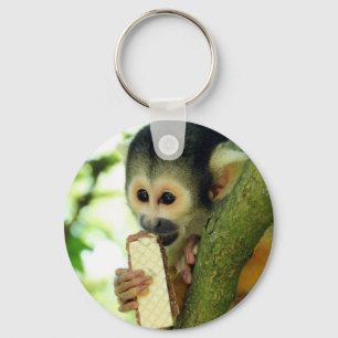 Cute Baby-ekorre Monkey Eting a Wafer Biscuit Nyckelring