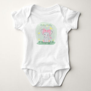 Cute baby-elefant med rosa i en clearing t shirt