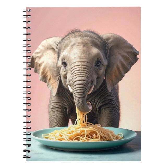 Cute Baby Elephant Eating Spaghetti Anteckningsbok (Framsidan)